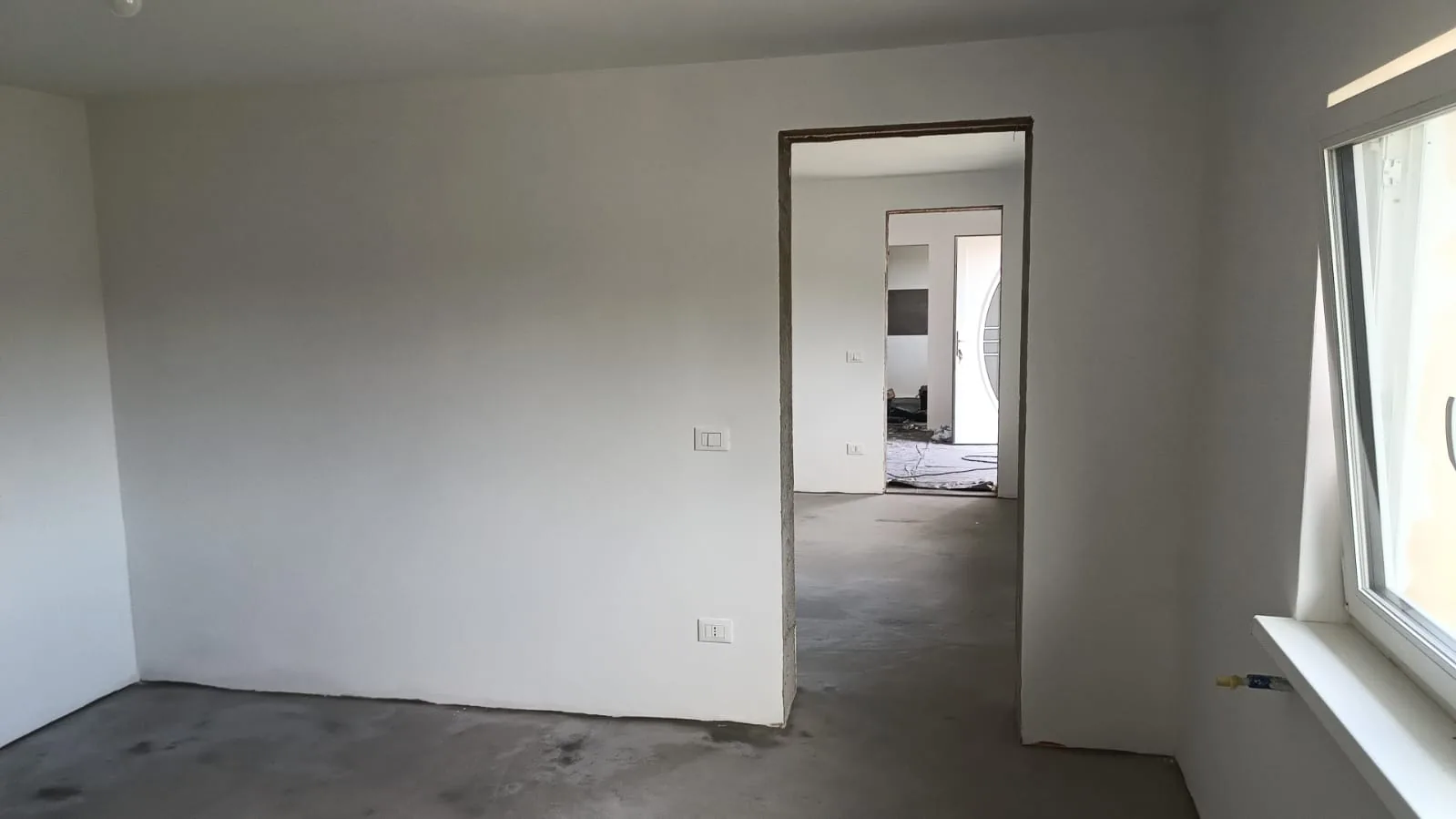 Camera — Tinteggiatura bianca finita con vista sull'ingresso — Tinteggiatura e finiture a Modena