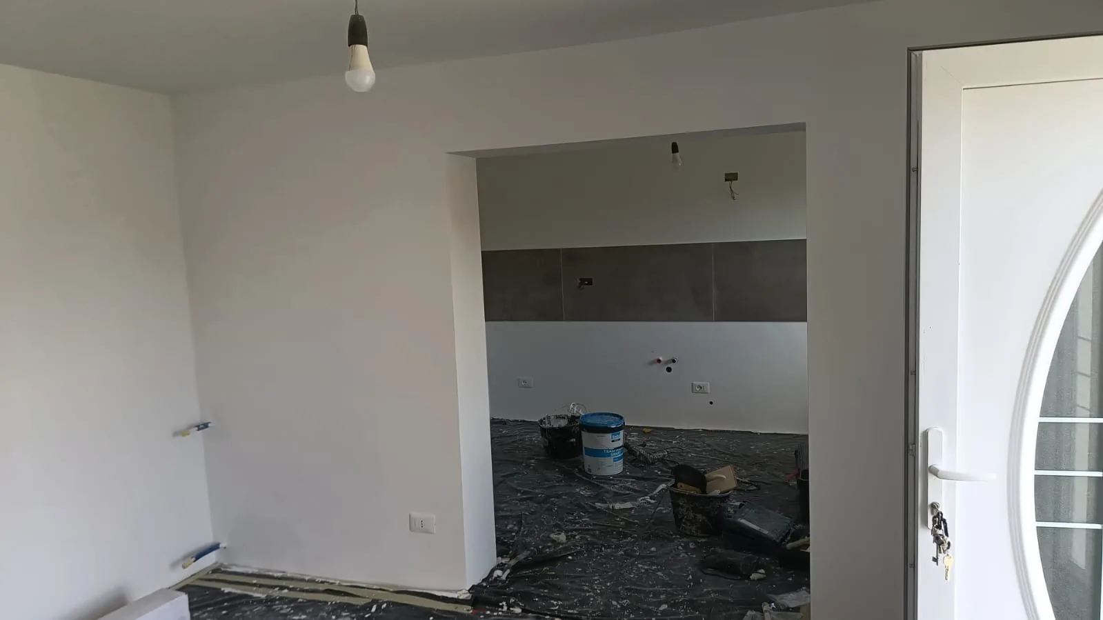 Ingresso — Tinteggiatura finita e passaggio verso la cucina — Tinteggiatura e finiture a Modena