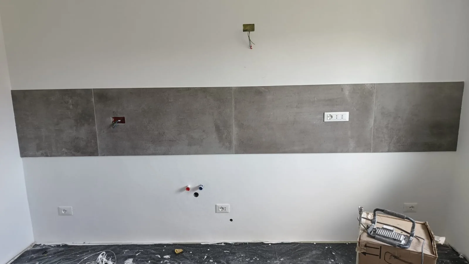 Cucina — Schienale in gres effetto cemento su parete tinteggiata — Rivestimenti decorativi a Modena